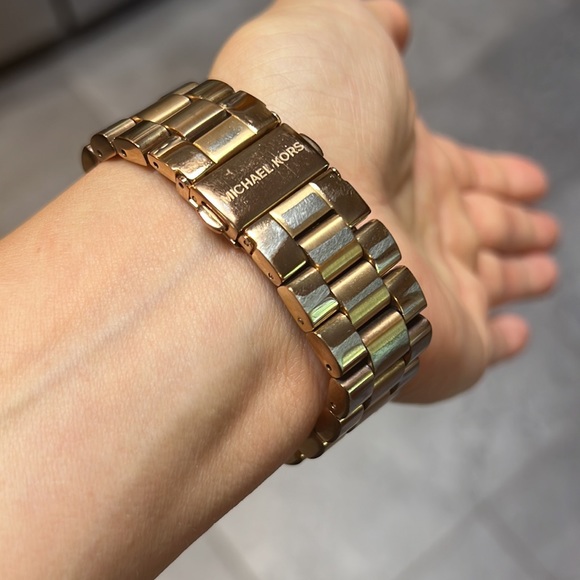 Beautiful rose gold blue face Michael Kors watch - Picture 2 of 6